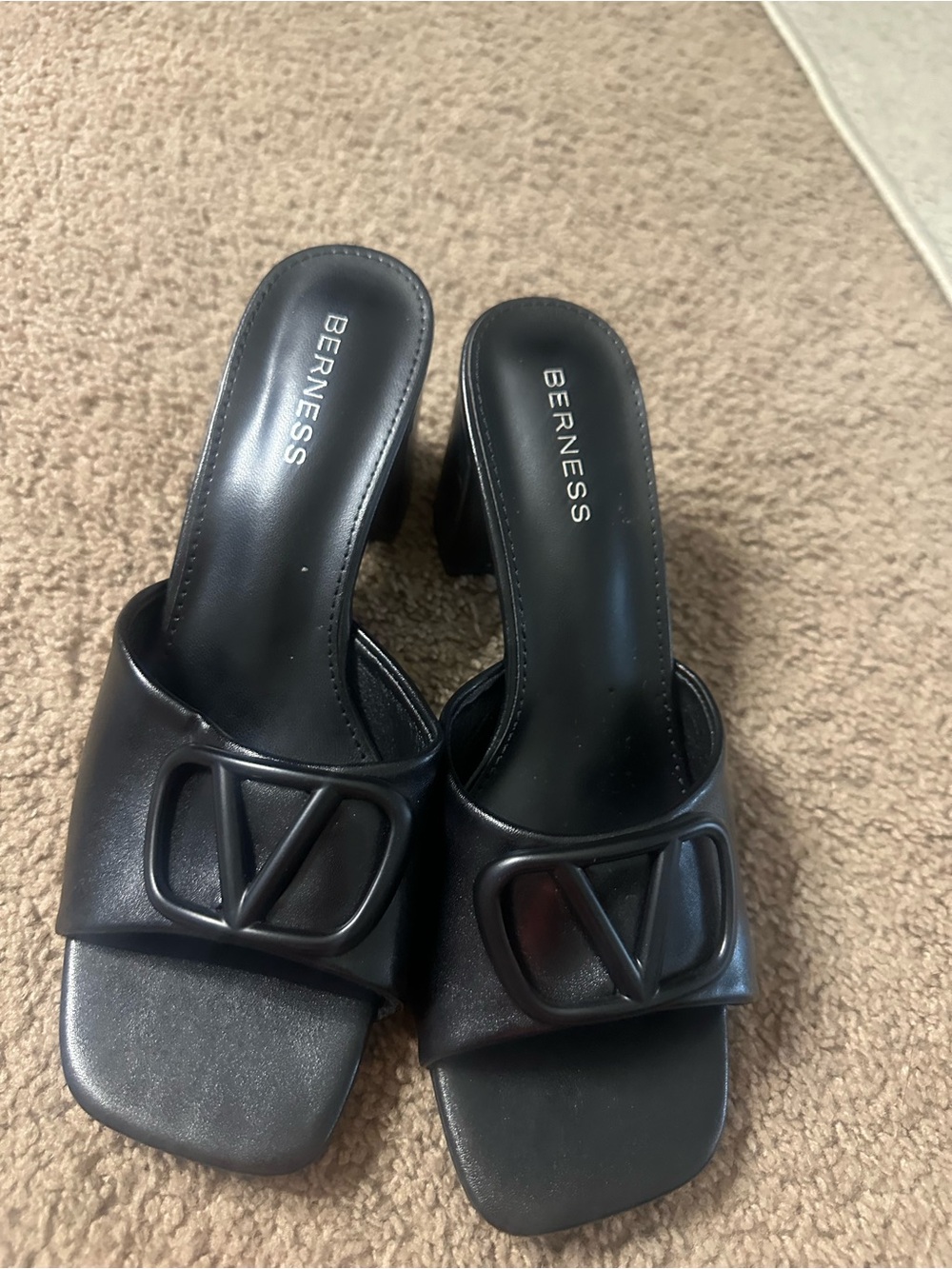 BERNESS Black Leather Slide Sandals with V Accent - Picture 2 of 5